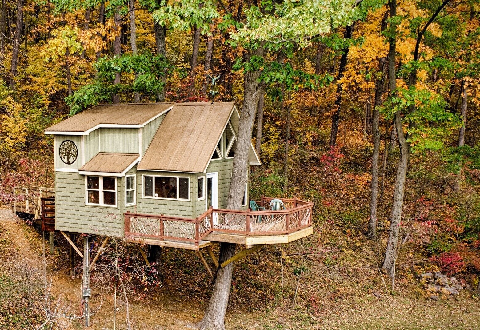 Romantic lakeshore treehouse: beautiful views, solitude & fiber-optic WiFi 