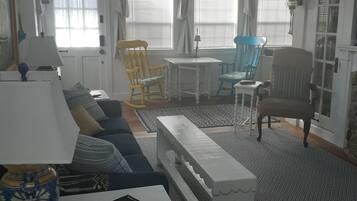 Téléviseur connecté, lecteur de DVD, table de ping-pong, livres