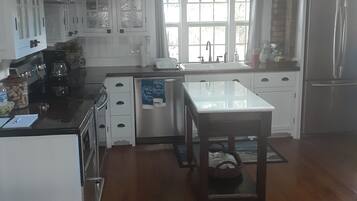 雪櫃、微波爐、焗爐、爐具