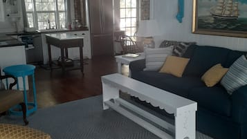 Téléviseur connecté, lecteur de DVD, table de ping-pong, livres