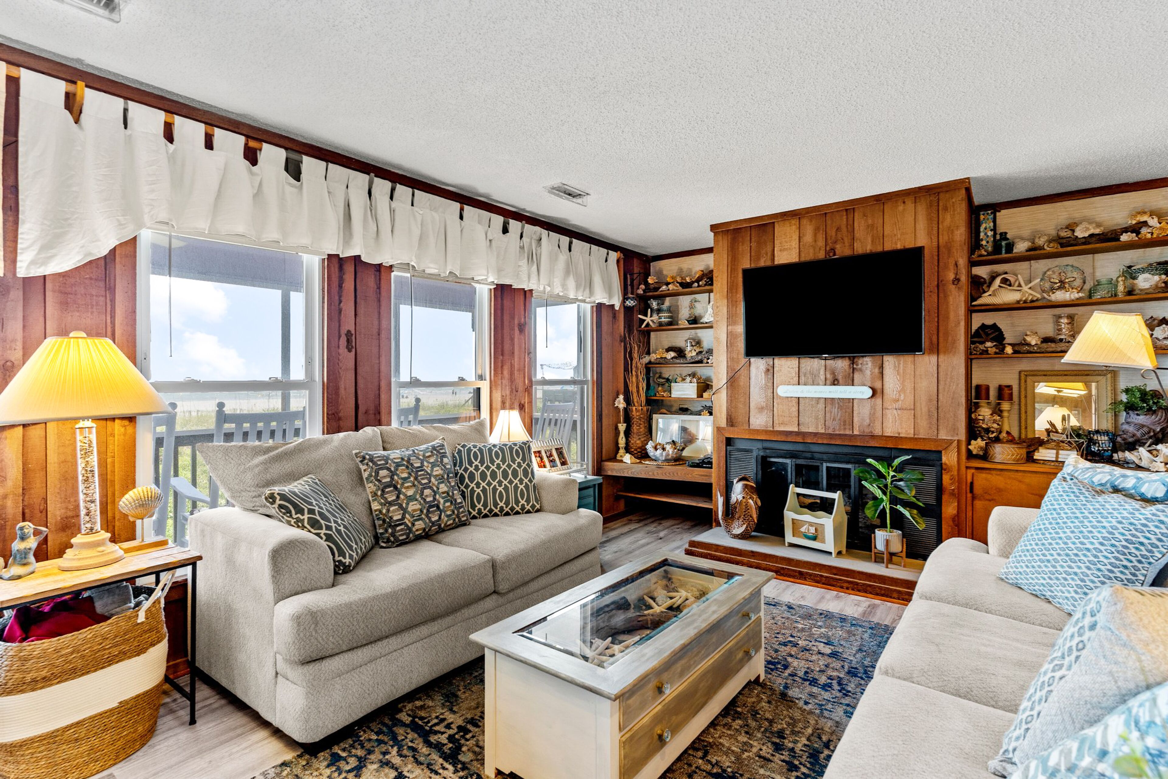 Oceanfront screened porch & private walkway to beach, 3 outdoor showers & WiFi
