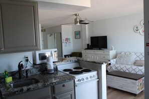 Fridge, microwave, oven, stovetop - Amazing View Couples Escape Sea, Pool & Relax (Daytona Beach)