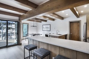 Réfrigérateur, four à micro-ondes, un four, surface de cuisson