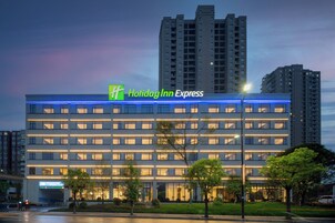 A Holiday Inn Express hotel with a modern facade, multiple floors, and a well-lit entrance.