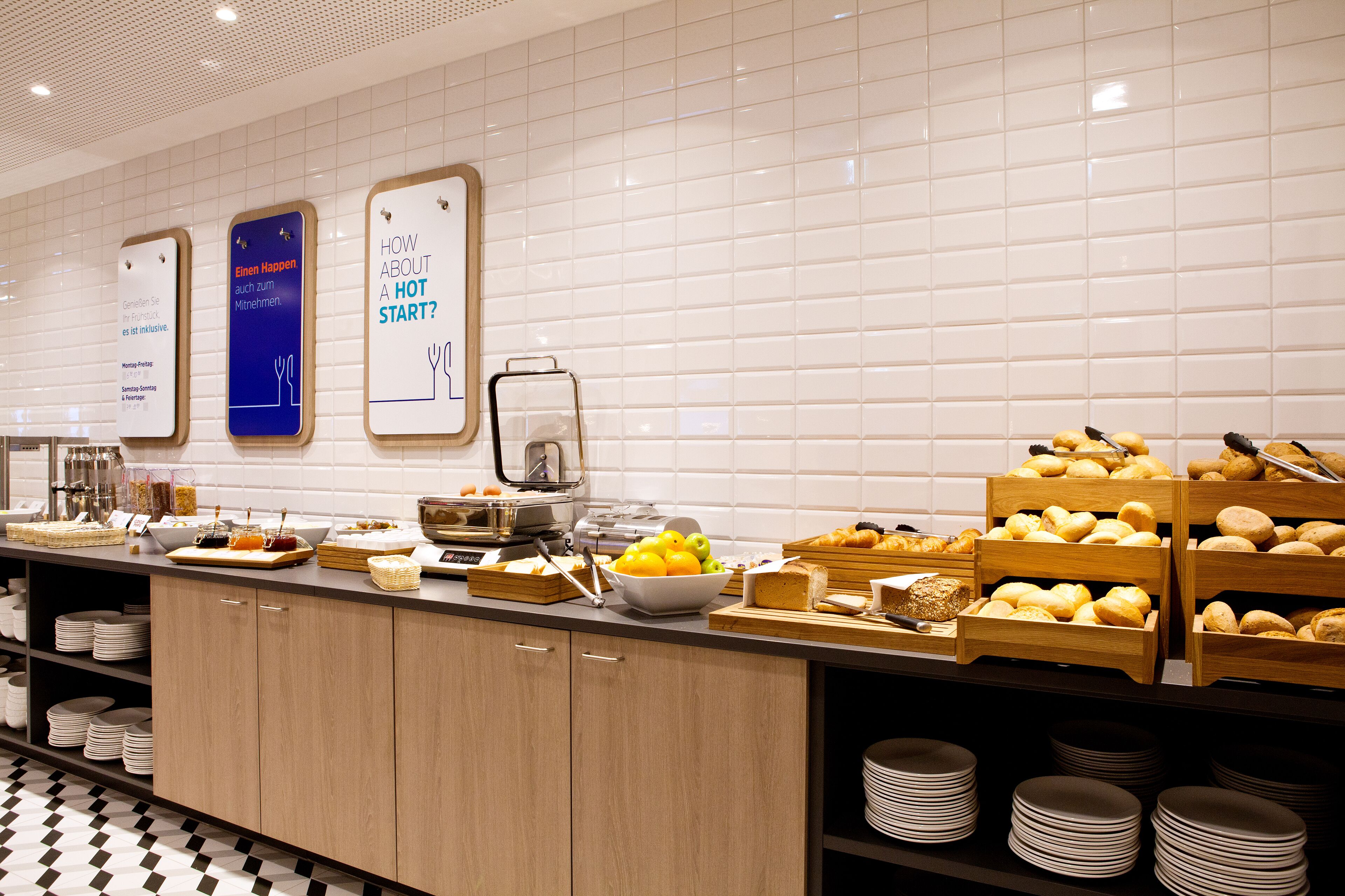 Ein Buffetbereich mit verschiedenen Speisen und einer Kaffeestation.