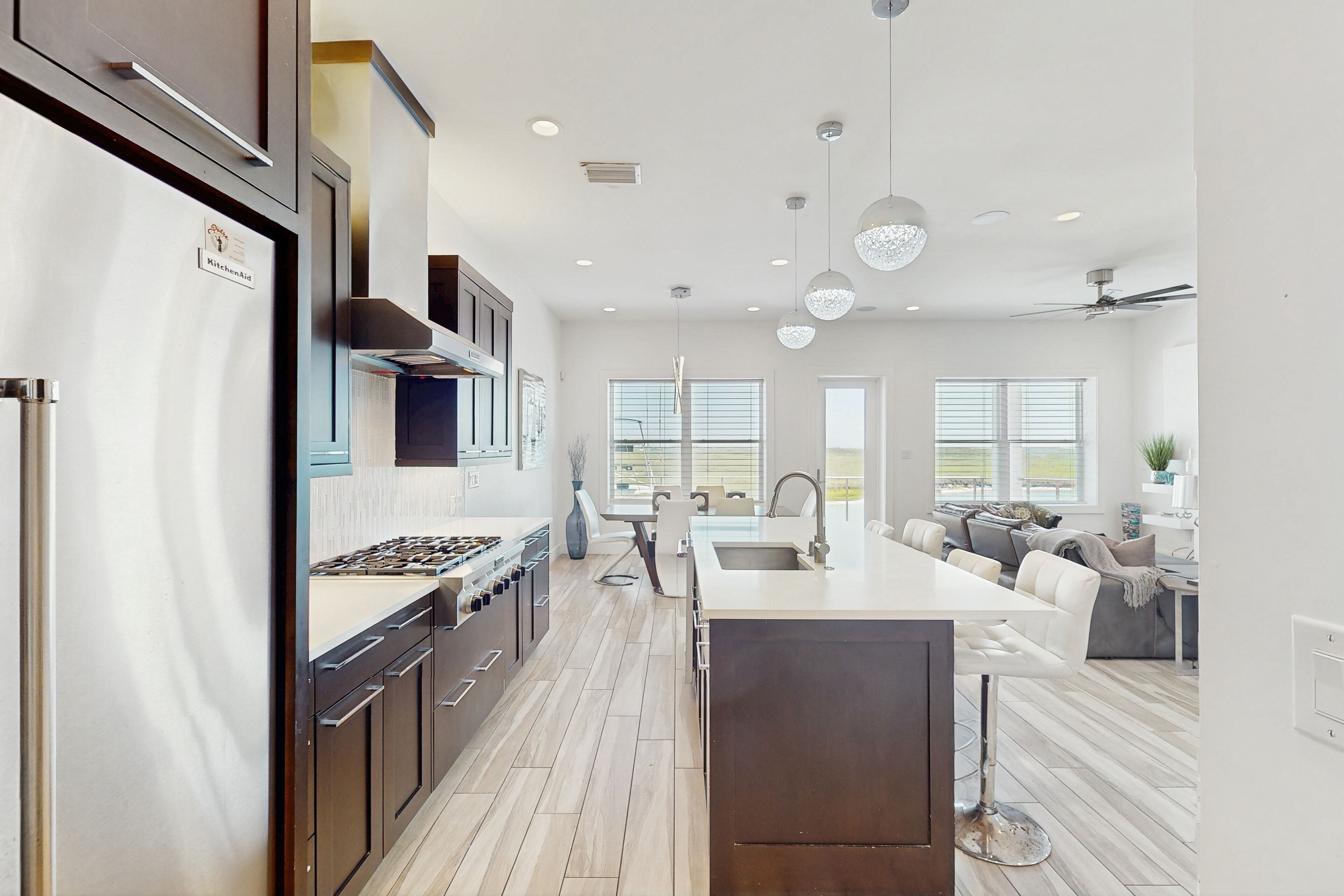 冷蔵庫、電子レンジ、オーブン、コンロ