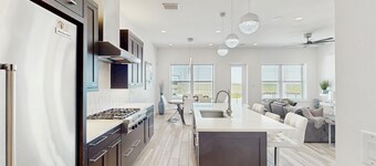 Modern Townhouse with Gulf & Lake Padre Views, WiFi, Central AC, & Washer/Dryer