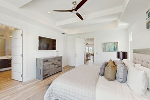 3 habitaciones, escritorio y tabla de planchar con plancha