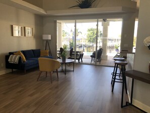 Smart TV, lettore DVD, libri