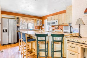 Fridge, microwave, dishwasher, coffee/tea maker - Spacious Two-Story Home w/Private Hot Tub, Free WiFi, & Game Room - Dogs OK (Parkdale)