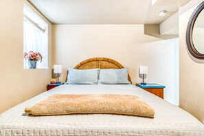 5 bedrooms, iron/ironing board, Internet, bed sheets