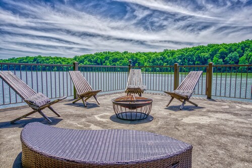 Cozy Waterfront Cabin with Large Pier