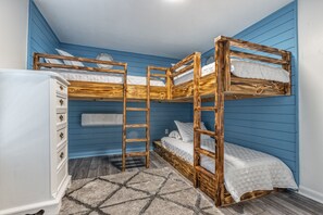 5 bedrooms, iron/ironing board, free WiFi, bed sheets