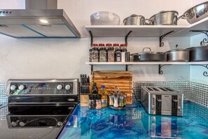 冰箱、微波炉、烤箱、炉灶