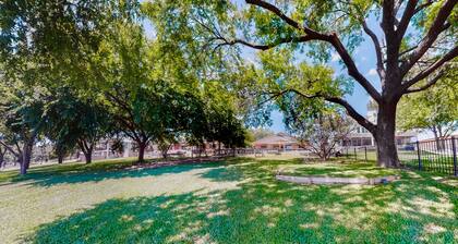 Spacious lakefront home w/ water views, WiFi & private washer/dryer