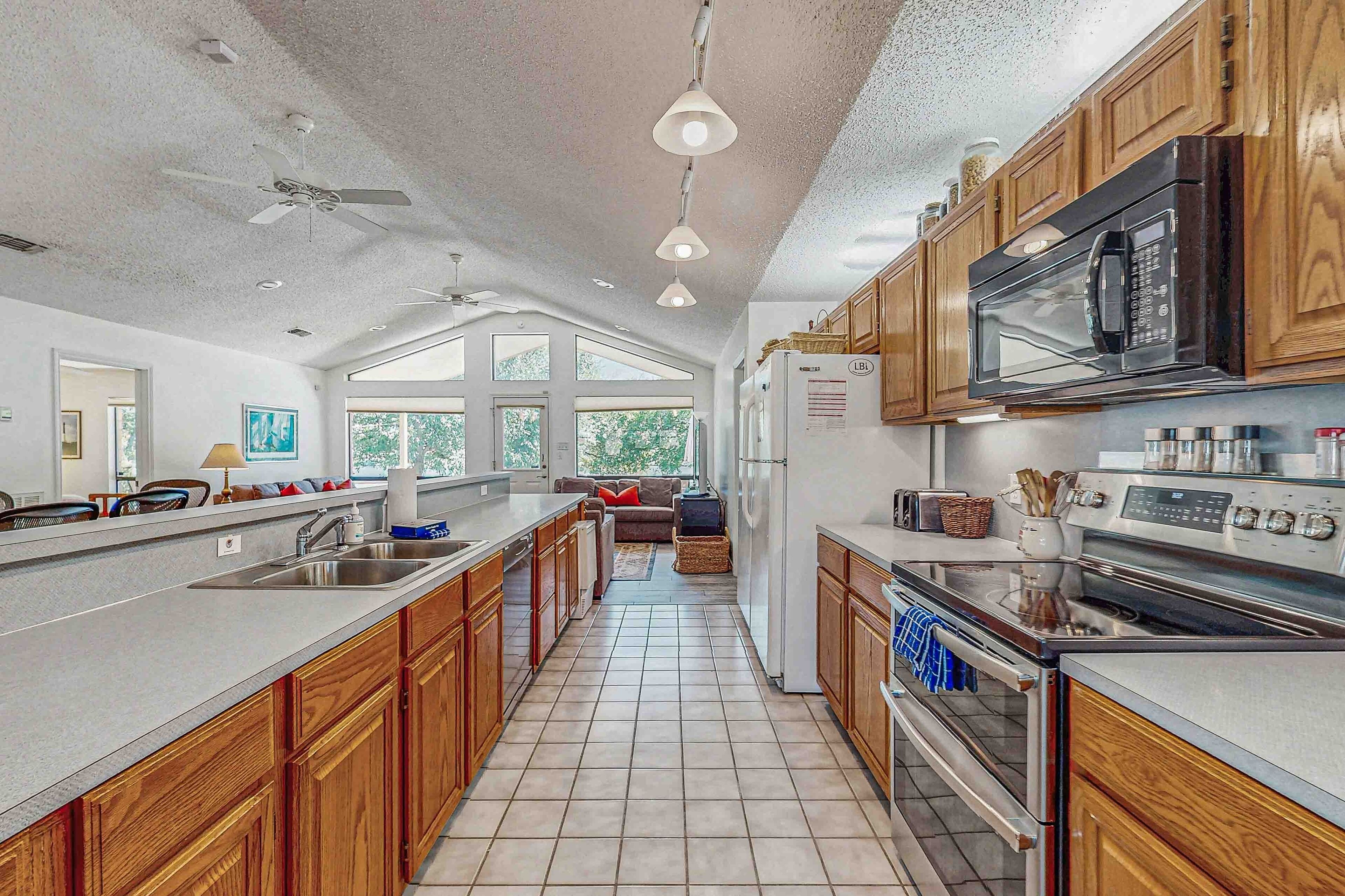 Køleskab, mikrobølgeovn, ovn, kogeplade