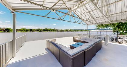 Spacious lakefront home w/ water views, WiFi & private washer/dryer