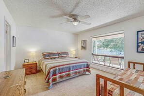 4 bedrooms, internet, bed sheets - Spacious lakefront home w/ water views, WiFi & private washer/dryer (Kingsland)