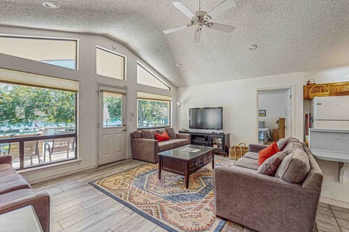 Spacious lakefront home w/ water views, WiFi & private washer/dryer