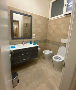 Dusj, hårføner, bidé og håndklær