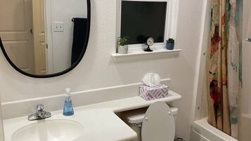 Duschwanne, Handtücher, Seife, Toilettenpapier