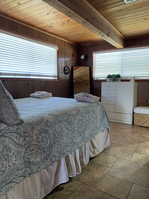 3 室のベッドルーム、旅行用ベビーベッド、WiFi (無料)、ベッドシーツ