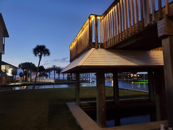 Une propriété située au bord de l’eau, dotée d’une terrasse en bois et d’une piscine.