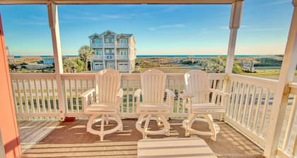 Newly-updated luxury beach condo with ocean views, balcony, & beach access