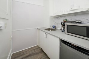 Mikrowelle, Herdplatte, Wasserkocher mit Kaffee-/Teezubehör, Toaster