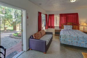 Grand Studio | Living area - Richard's Pet Friendly Motel (Hollywood)