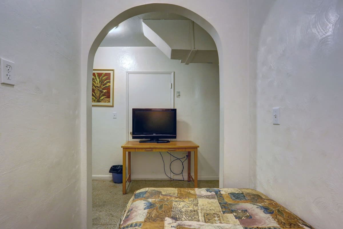 Eenvoudige kamer | Een kluis op de kamer, individueel gemeubileerd, gratis wifi, beddengoed