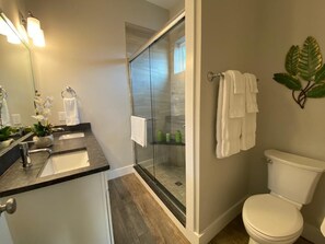 Ensemble douche/baignoire, sèche-cheveux, serviettes fournies, savon