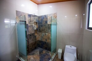 Regadera, toallas, jabón, papel de baño 