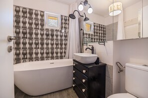 Combined shower/tub, hair dryer, towels