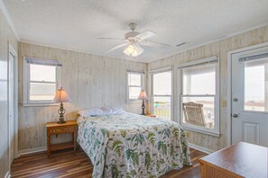 4 bedrooms, iron/ironing board, Internet, bed sheets