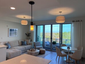 Smart TV - Modern Arts District Retreat • Walk to The Bay & Van Wezel • Near Ringling (Sarasota)