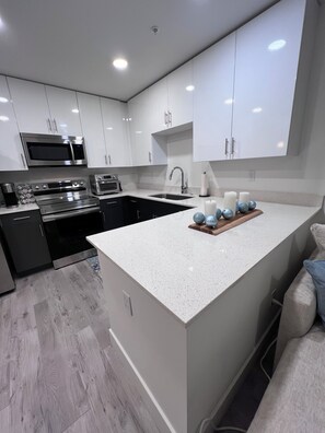 Fridge, microwave, oven, stovetop - Modern Arts District Retreat • Walk to The Bay & Van Wezel • Near Ringling (Sarasota)