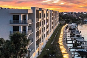 Marina - Modern Arts District Retreat • Walk to The Bay & Van Wezel • Near Ringling (Sarasota)