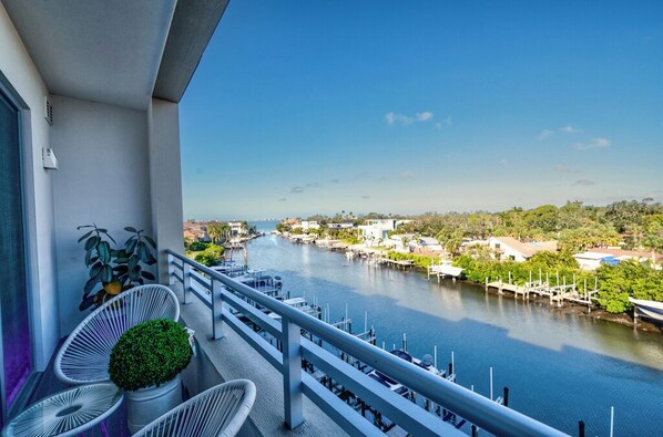 Property grounds - Modern Arts District Retreat • Walk to The Bay & Van Wezel • Near Ringling (Sarasota)