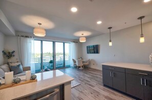 Smart TV - Modern Arts District Retreat • Walk to The Bay & Van Wezel • Near Ringling (Sarasota)