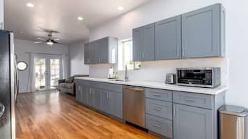 Coffee/tea maker, fridge, microwave, oven
