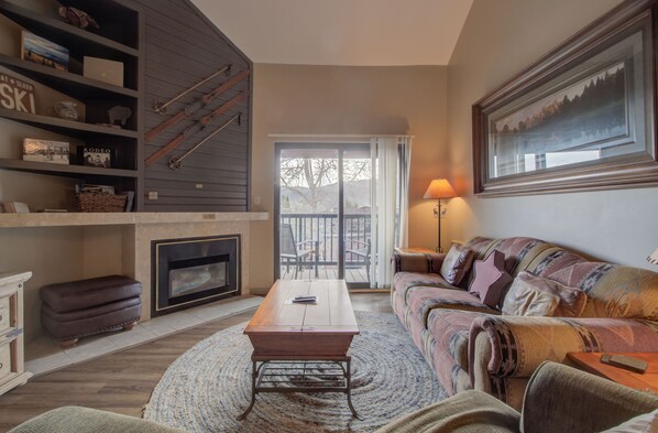 TV, fireplace - Spacious 3-Bedroom + Loft at Timber Run – Mountain Comfort with Resort-Style Ame (Steamboat Springs)