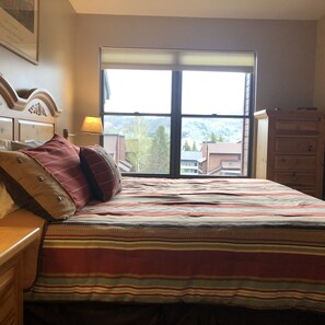 4 bedrooms, WiFi, bed sheets - Spacious 3-Bedroom + Loft at Timber Run – Mountain Comfort with Resort-Style Ame (Steamboat Springs)