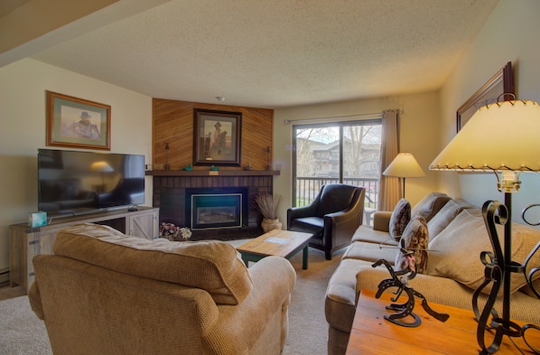 Televisión y chimenea