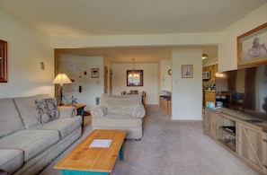 TV, fireplace