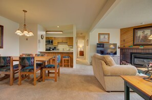 Televisión y chimenea