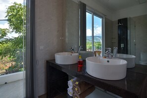 Luxury-Villa, 4 Schlafzimmer, eigener Pool, Strandblick | Badezimmer