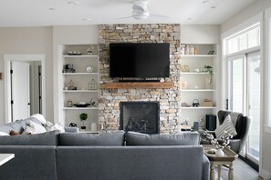 Smart TV, chimenea y estéreo