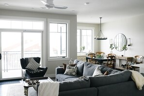 Smart TV, chimenea y estéreo