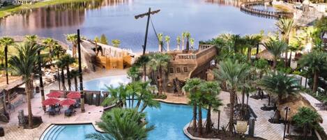 Una piscina al aire libre